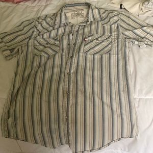 Men’s Levi’s short sleeve shirt with snaps